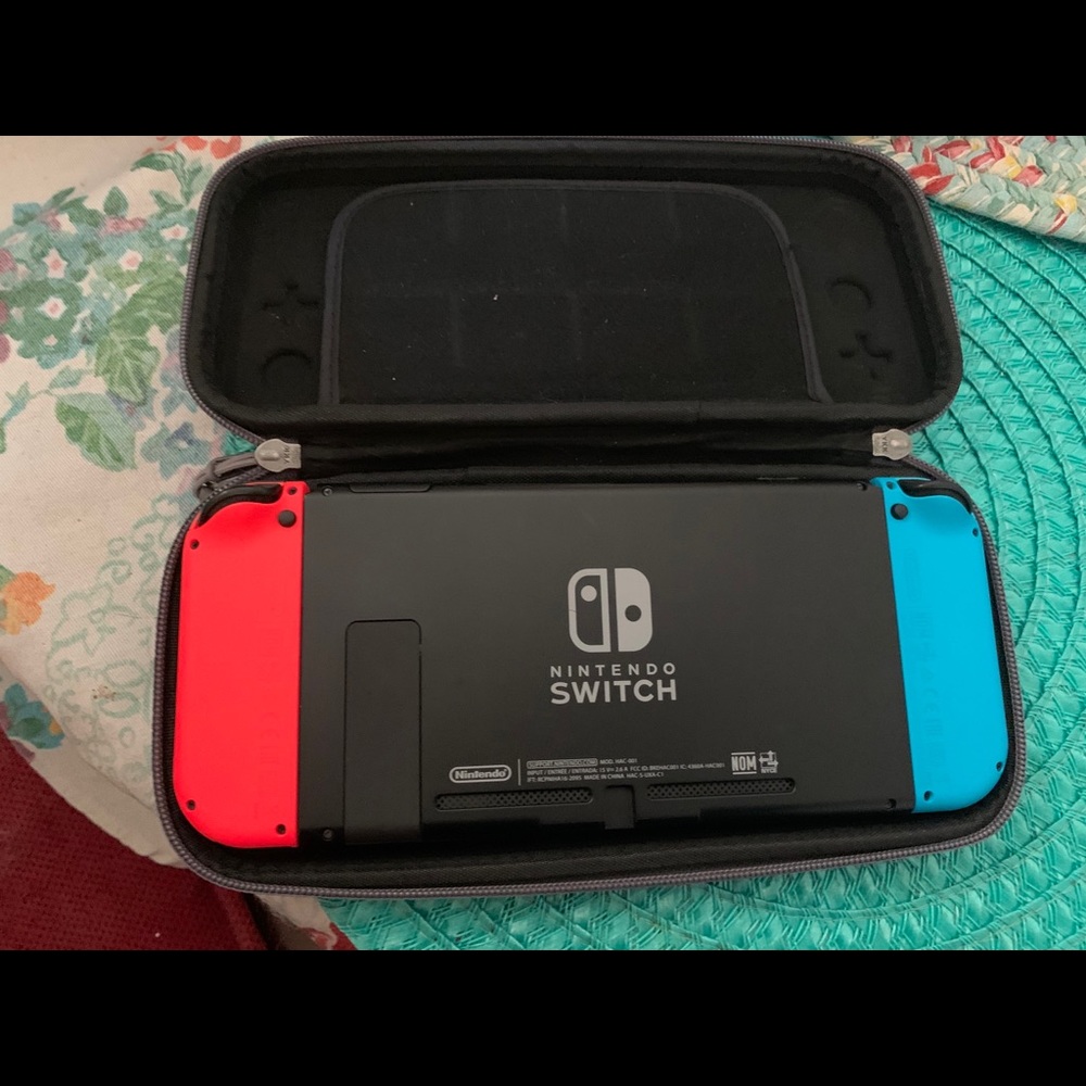 Nintendo Switch - Picture 4 of 4